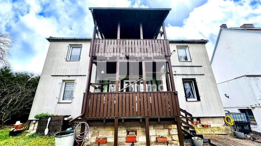 Schönes Ein- bis Zweifamilienhaus mit Gartenbereich, Terrasse + Balkon und Doppelgarage - Rückansicht